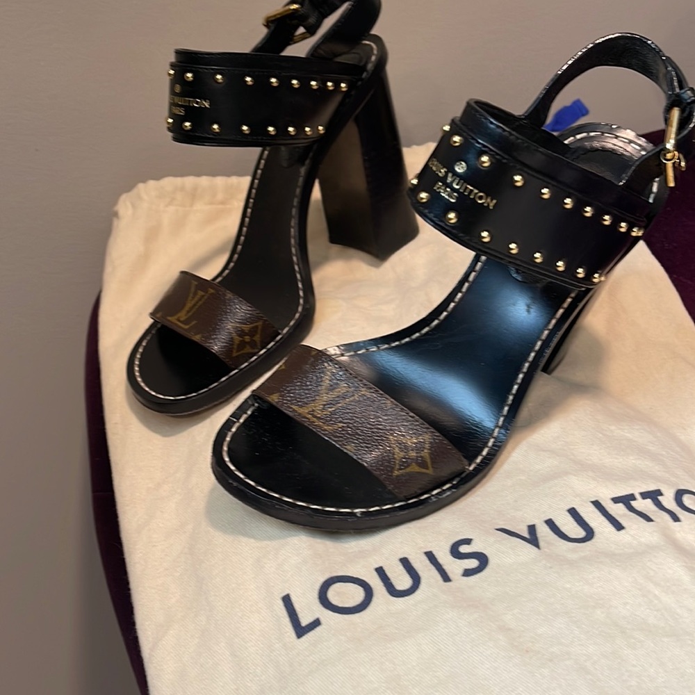 Shoe speak for it self bout to be summer time ladies LV high fashion